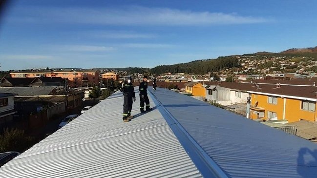 Vecinos de Penco repusieron en tres días el techo de familias que perdieron todo en incendio