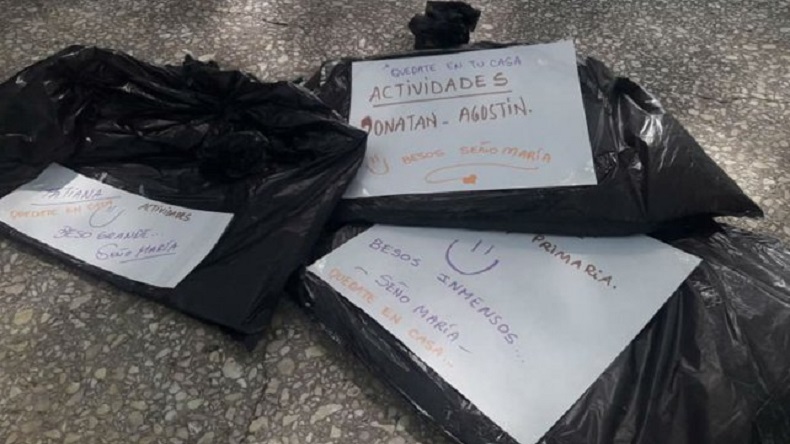 Profesora rural recorre 10 kilómetros para darles tareas a sus alumnos sin internet