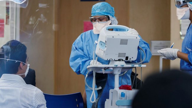 Médico afirma que hay 800 ventiladores guardados en bodegas por un 