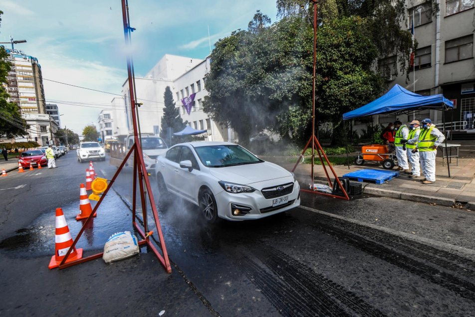Municipalidad de Chillán instala estación de sanitización para personas y vehículos