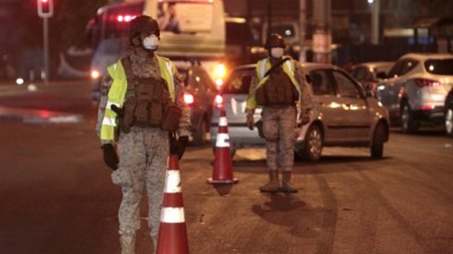 Las Condes: Siete jóvenes fueron sorprendidos dentro de un auto violando el toque de queda