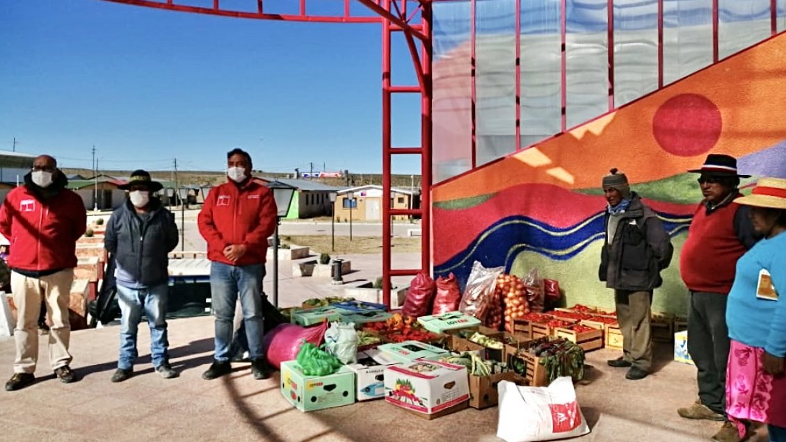 Asociaciones de agricultores de Arica donaron cargamento de frutas y hortalizas para General Lagos
