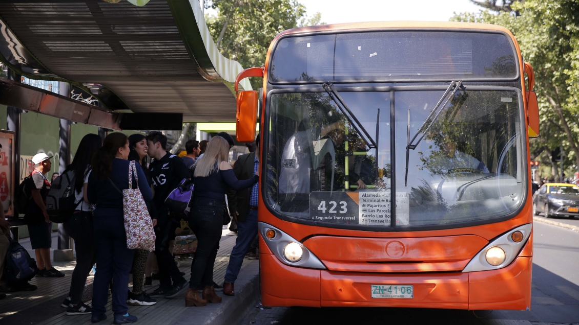 Delincuente apuñaló a chofer de Transantiago que le exigió mascarilla
