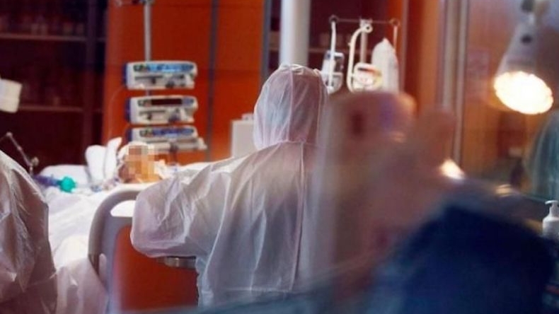 Médico fue recibido con aplausos y sentido cartel tras combatir al Covid-19