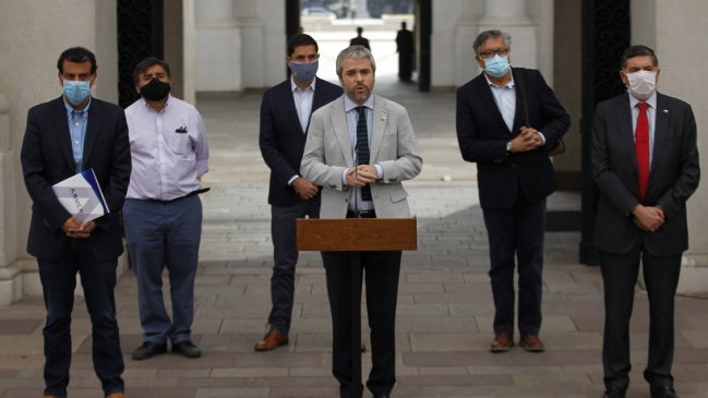 Ministro Blumel llamó a evitar 