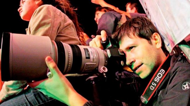 Carlos Müller: PDI allana domicilio de fotógrafo denunciado por acoso sexual a menores