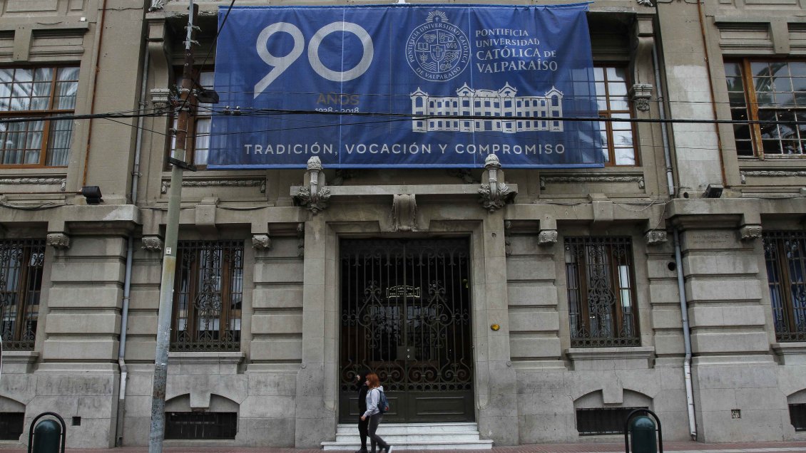 PUCV advierte sanciones por imágenes de explotación sexual infantil en defensa de título por Zoom