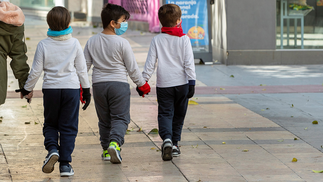España permitirá a los niños salir a jugar y pasear una hora al día