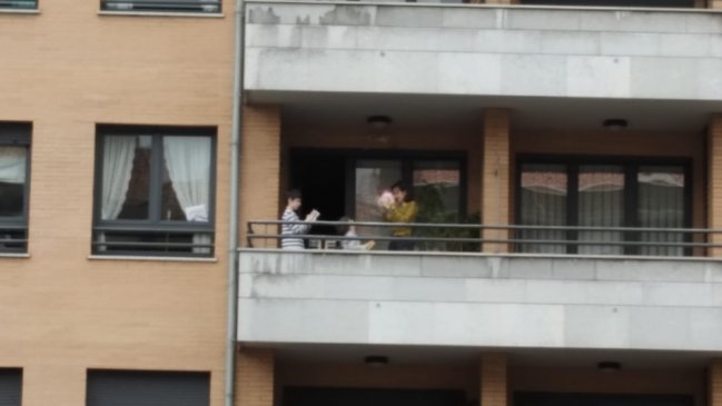 Vecinos españoles homenajean a Luis Sepúlveda agitando libros desde sus ventanas