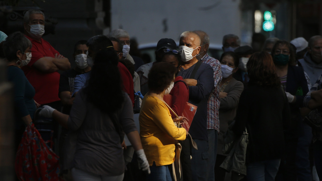 Coronavirus en Chile: Cuatro de cada seis personas rechazarían ceder su ventilador