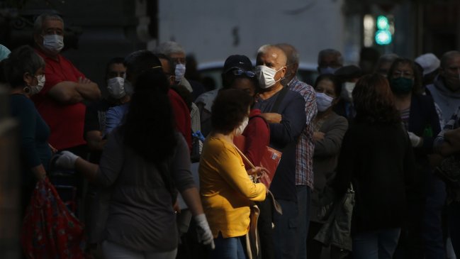 Coronavirus en Chile: Cuatro de cada seis personas rechazarían ceder su ventilador