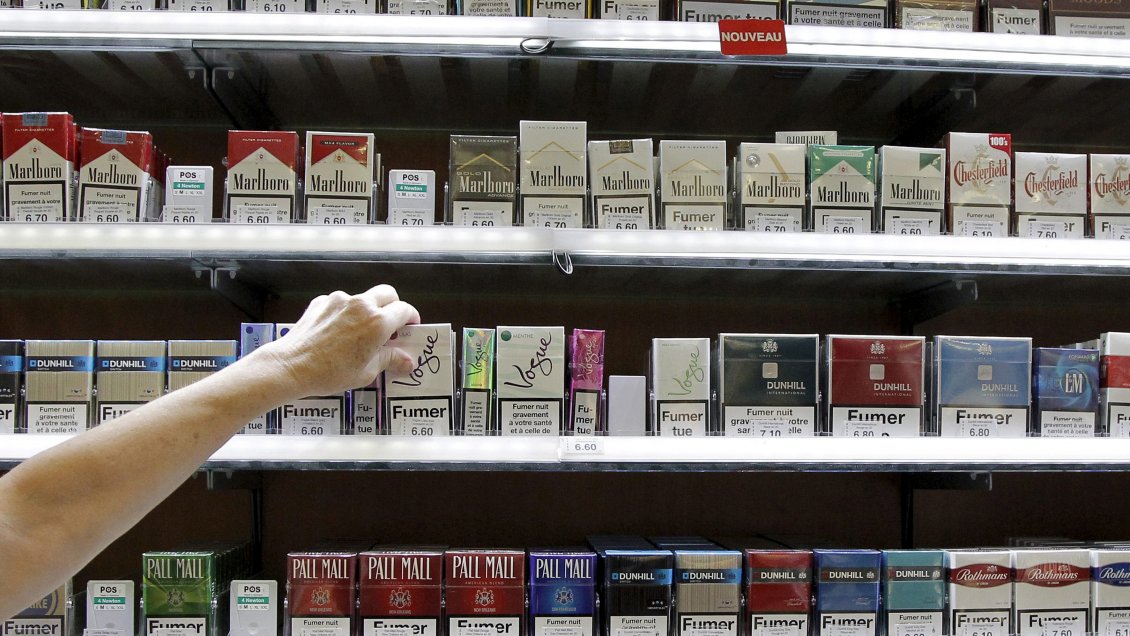 Francia limita venta de nicotina y estudia su posible efecto contra el coronavirus