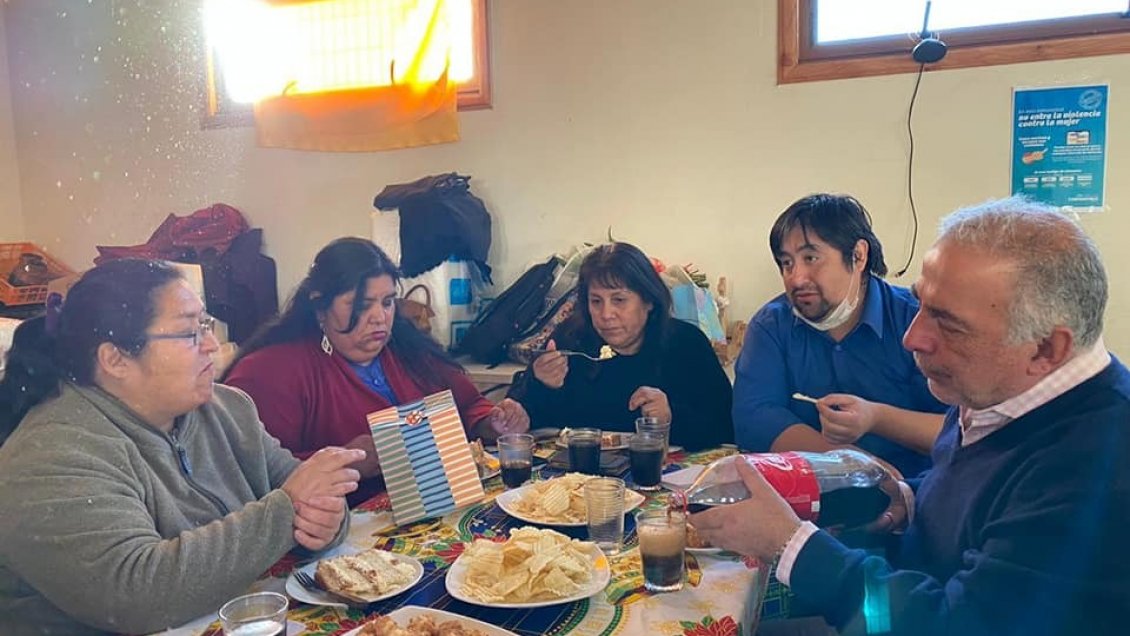 Critican a gobernador provincial de Coyhaique por celebración de cumpleaños de dirigenta vecinal