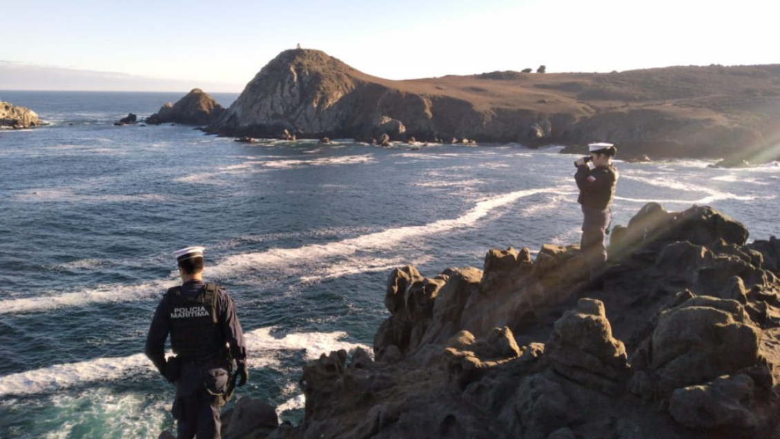 Valparaíso: Personal de emergencia busca a hombre que cayó al mar en Laguna Verde