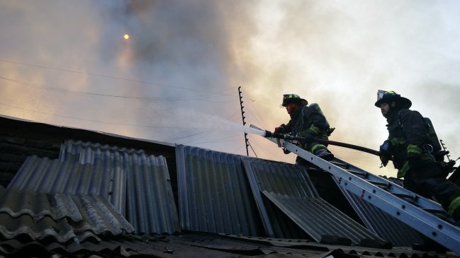 Incendio consumió bodega de mochilas y plásticos en Santiago