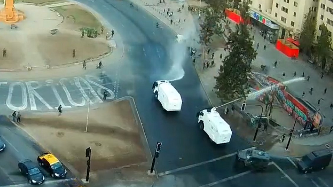 Carabineros dispersó a manifestantes que se reunieron en Plaza Baquedano