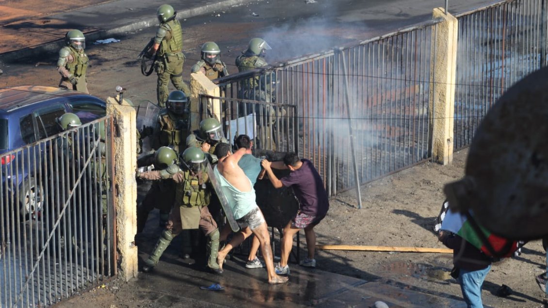 Violentos enfrentamientos marcan la conmemoración del Día del Carabinero en Iquique