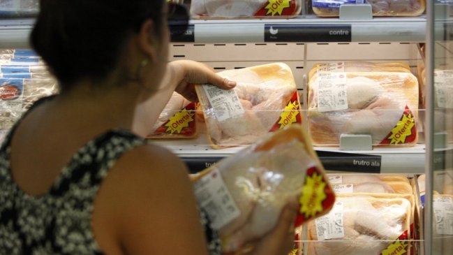 Colusión en precio del pollo: Piden compensación de casi 30 mil pesos para cada chileno