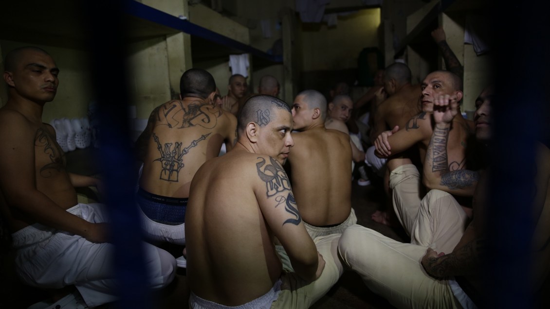 El Salvador sella las celdas de 16.000 pandilleros ante repunte de violencia