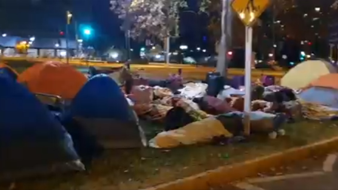 Cientos de bolivianos acampan frente a consulado en Chile: piden regresar a su país