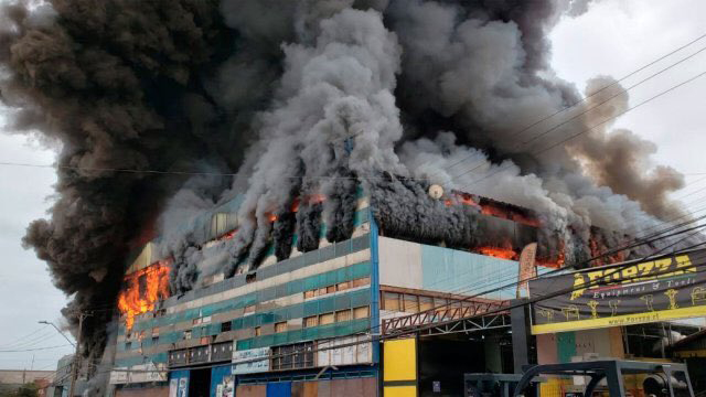 Incendio de gran magnitud afecta a la Zofri de Iquique
