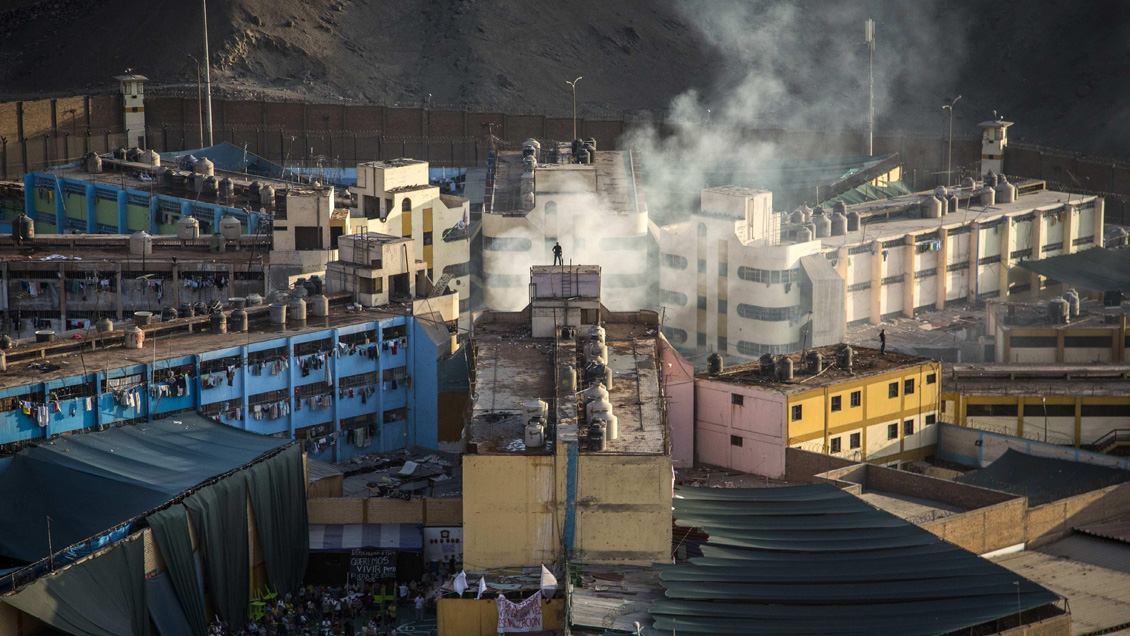 Nueve presos muertos en motín por presuntos contagios de Covid-19 en cárcel de Lima