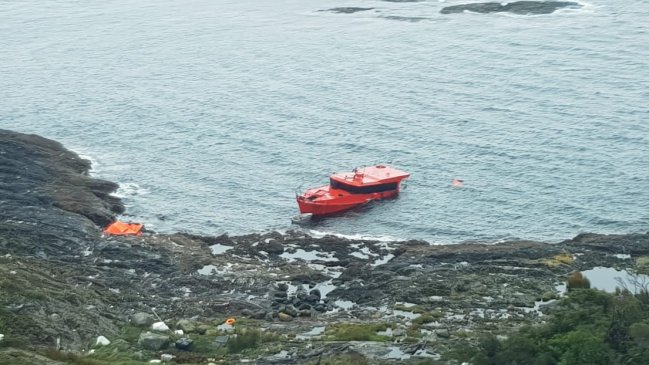 Armada rescató a tripulantes de embarcación siniestrada en las Islas Huichas
