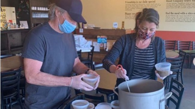 Jon Bon Jovi las hizo todas: abrió sus restaurantes, da comida gratis y lavó los platos