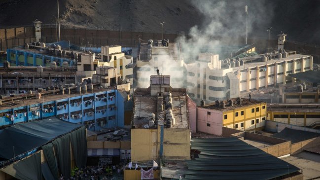 Nueve presos muertos en motín por presuntos contagios de Covid-19 en cárcel de Lima