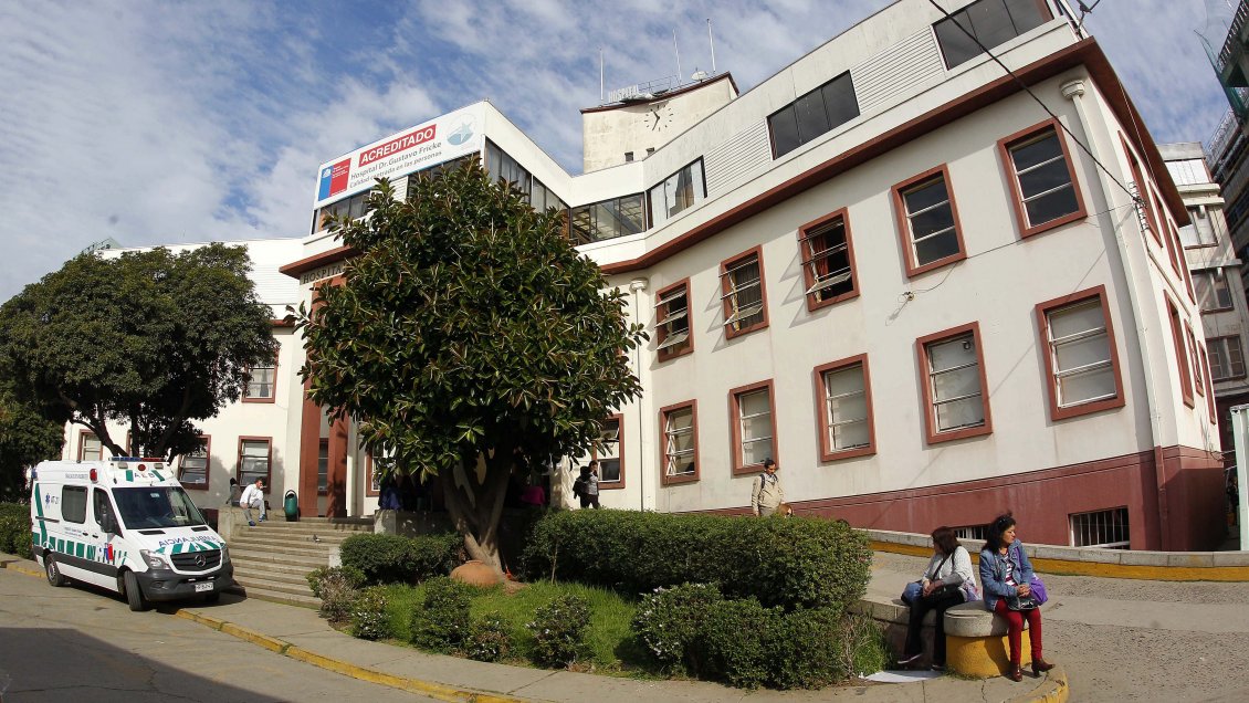 Funcionario del Hospital Gustavo Fricke apuñaló a un colega y se autoinfligió heridas