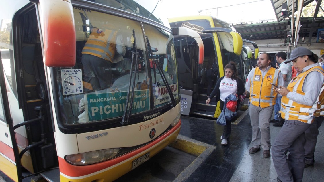 Terminales de buses de Estación Central permanecerán abiertos durante cuarentena