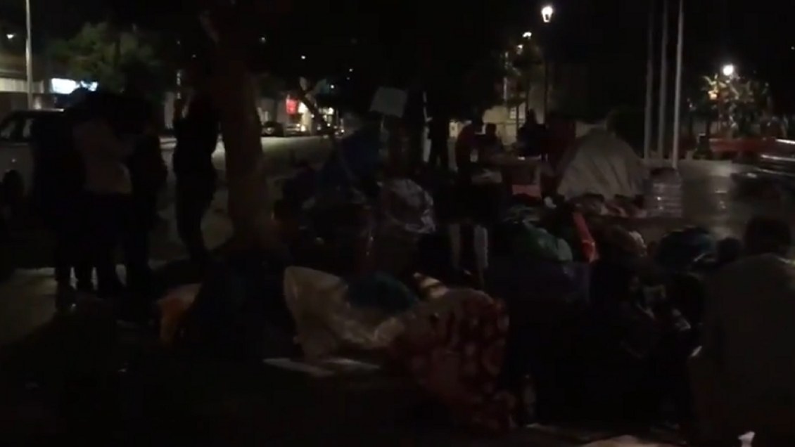 Un centenar de bolivianos pernocta frente a la Intendencia de Antofagasta