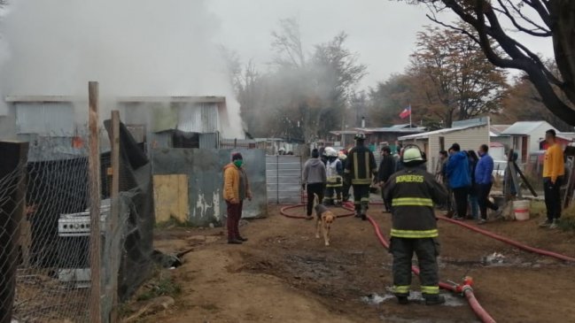 Incendio destruyó vivienda en una toma de Punta Arenas