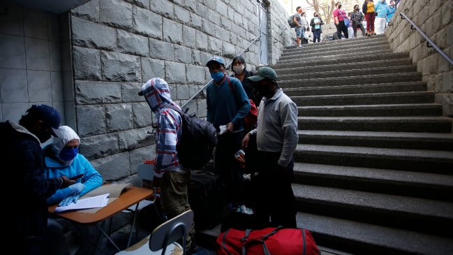 Ciudadanos bolivianos harán cuarentena en liceo de Iquique mientras esperan viajar a su país
