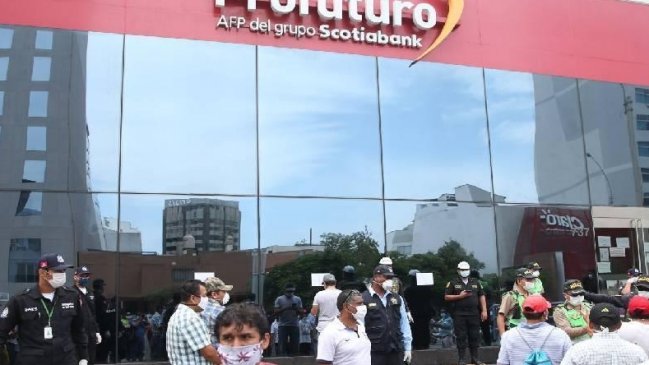 Peruanos podrán sacar hasta el 25% de sus fondos de las AFP