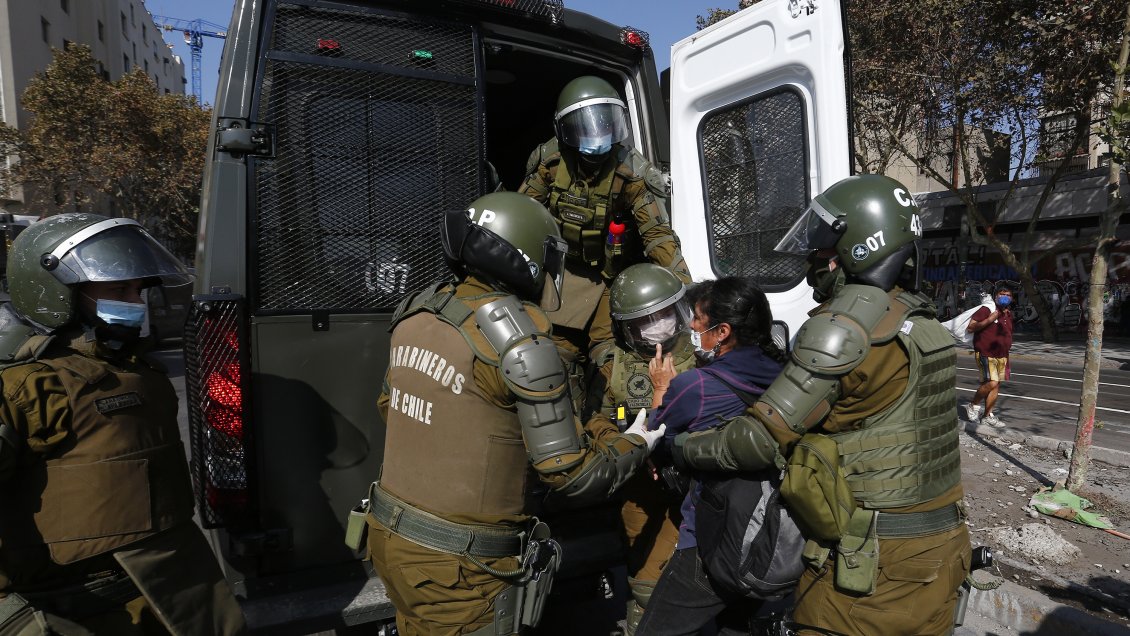 Carabineros: Paciente positivo por Covid-19 está entre detenidos en Plaza Baquedano