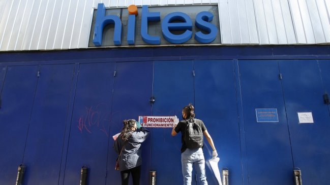 Seremi de Salud clausuró tres multitiendas que atendían pese a la cuarentena en Santiago