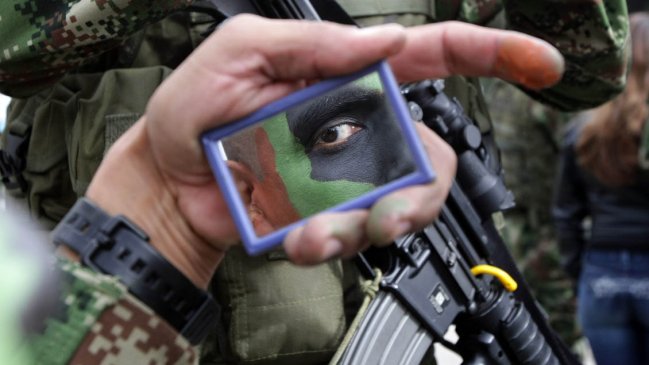 Destituidos 11 oficiales del Ejército colombiano en medio de escándalo de espionaje a periodistas