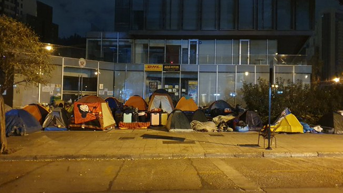 Más de 80 peruanos siguen acampando fuera del consulado en Santiago