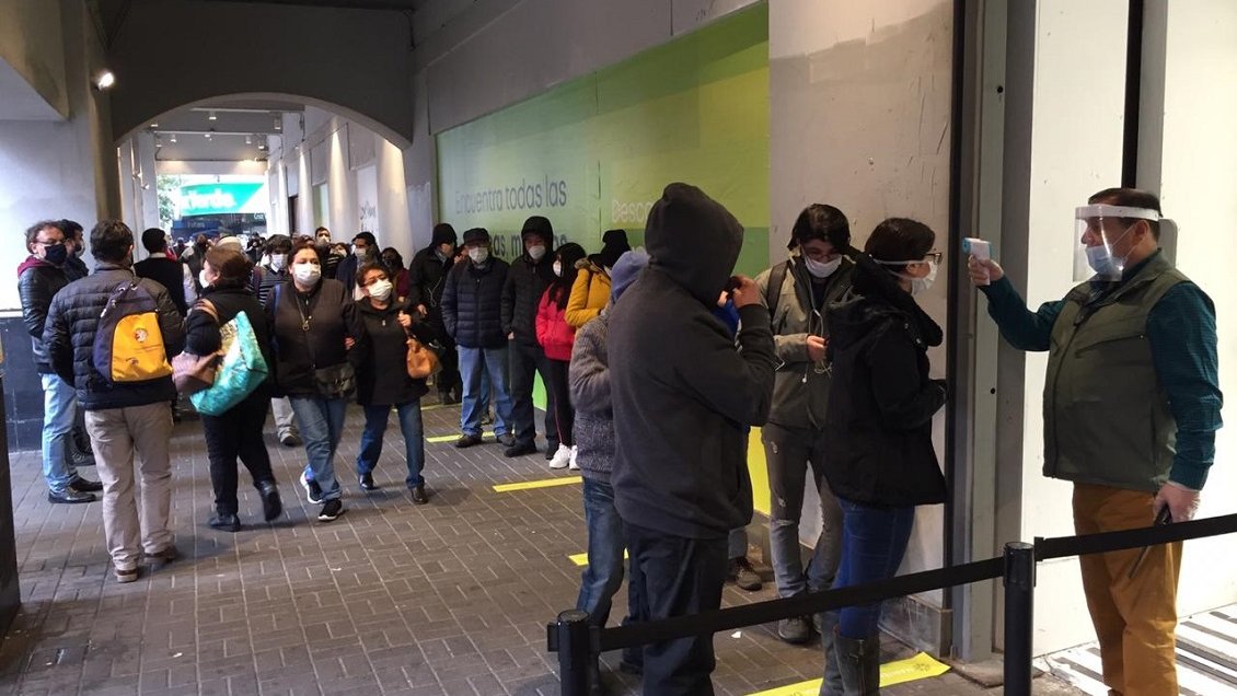 Multitienda reabrió tres locales en el Biobío: se generaron aglomeraciones