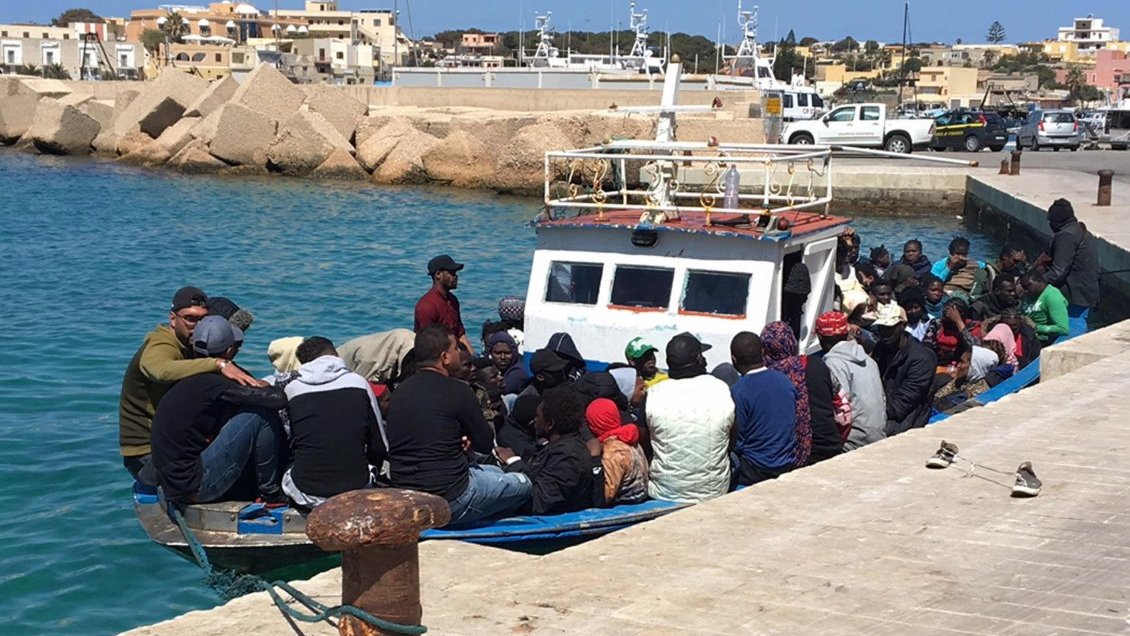 Más de 150 migrantes llegaron a la isla italiana de Lampedusa en un día