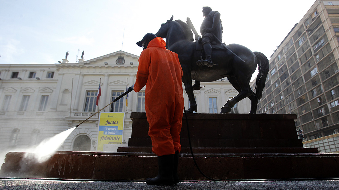 Ex ministro de Salud: La Región Metropolitana no debe pensar en ningún retorno a la normalidad