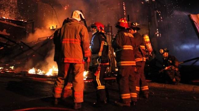 Incendio en campamento de Huechuraba destruyó al menos 20 viviendas