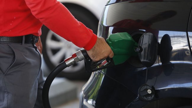 Precios de las bencinas bajan por novena semana consecutiva: ya han caído 70 pesos