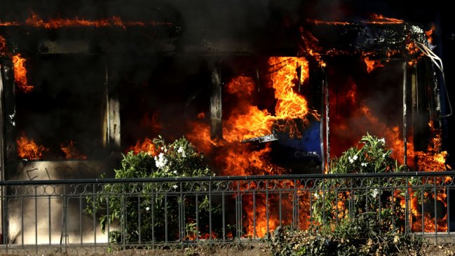 Vándalo que quemó una micro en Plaza Italia fue condenado a cuatro años, pero de libertad vigilada