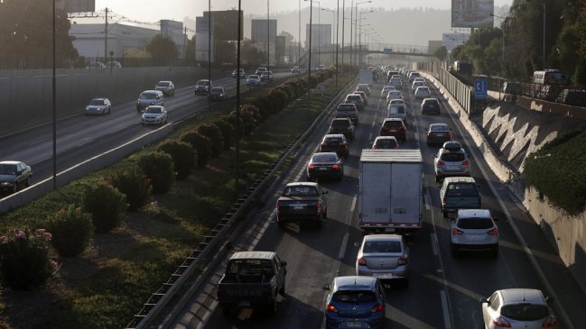 Tres autopistas urbanas de Santiago fueron sorprendidas cobrando tarifas en exceso