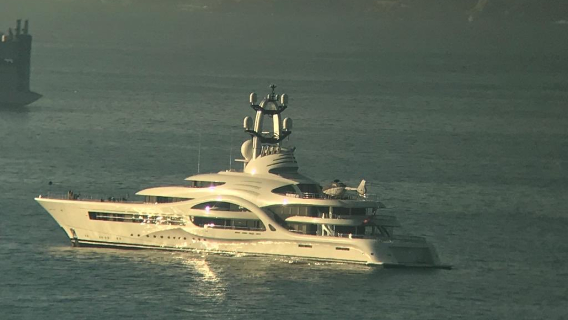 Lujoso yate fondeado en la costa de Valparaíso se quedará hasta fin de mes