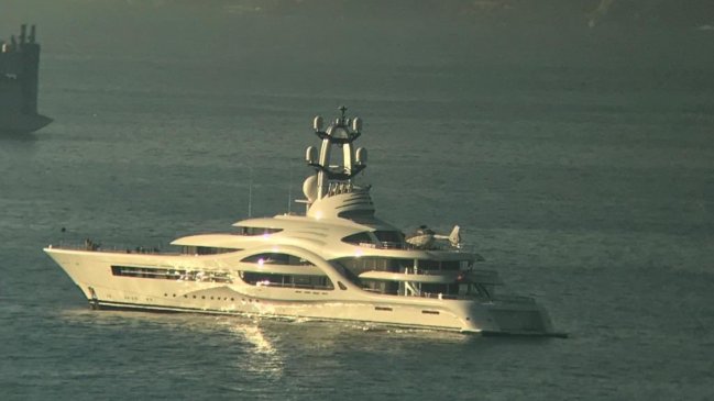 Lujoso yate fondeado en la costa de Valparaíso se quedará hasta fin de mes