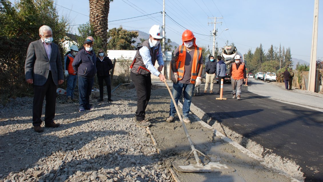 Autoridades fiscalizan avance de obras de pavimentación en Malloa