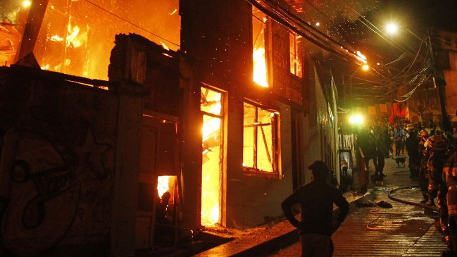 Incendio consumió dos casas en pleno toque de queda en Valparaíso: Se investiga intencionalidad